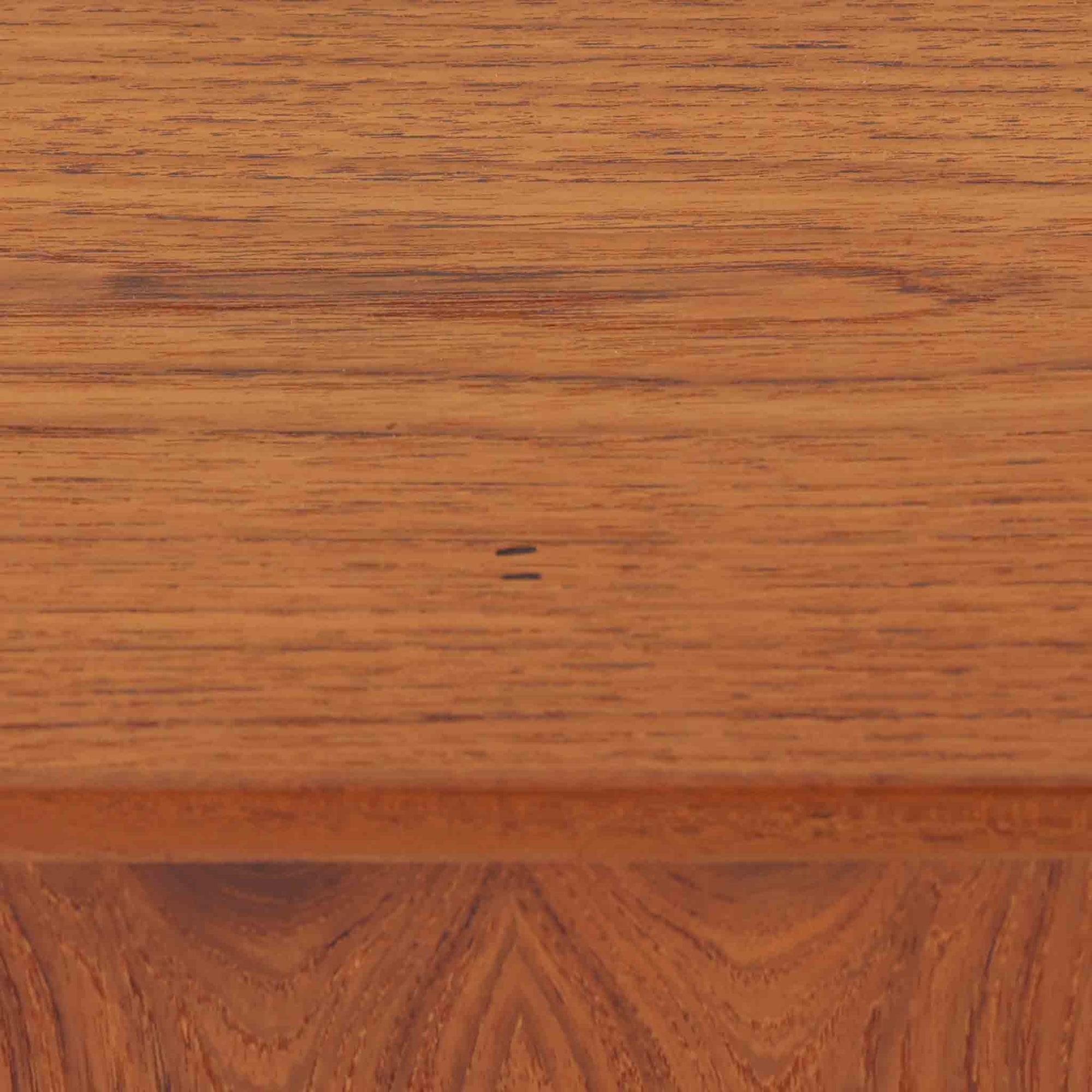 Kai Kristiansenがデザインし、Feldballes Mobelfabrikが製作した幅86cmの小ぶりなボードです。チーク材の美しい木目を活かした端正な箱型フォルムに、丸い引き手付きの引き戸がアクセントを添えます。内部には棚とトレー収納を備え、書類や小物を整理しやすい実用的な構造。すらりと伸びる脚部が軽やかさを演出し、限られた空間にも取り入れやすいサイズ感です。経年により深みを増した木肌が、北欧ビンテージならではの温もりと存在感を感じさせます。