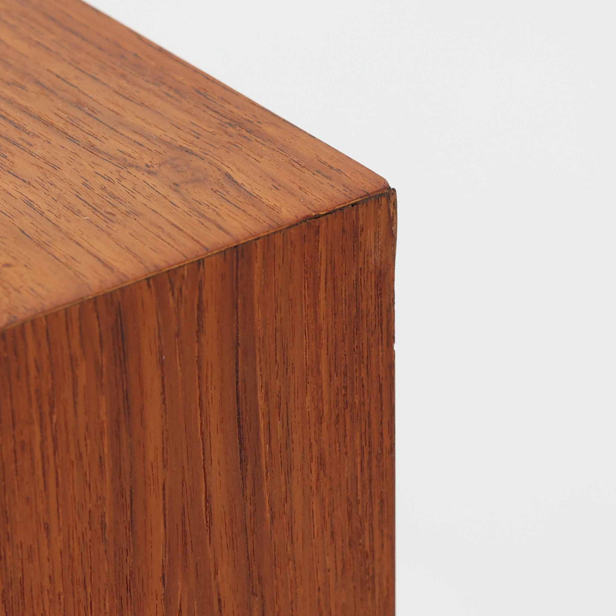 Kai Kristiansenがデザインし、Feldballes Mobelfabrikが製作した幅86cmの小ぶりなボードです。チーク材の美しい木目を活かした端正な箱型フォルムに、丸い引き手付きの引き戸がアクセントを添えます。内部には棚とトレー収納を備え、書類や小物を整理しやすい実用的な構造。すらりと伸びる脚部が軽やかさを演出し、限られた空間にも取り入れやすいサイズ感です。経年により深みを増した木肌が、北欧ビンテージならではの温もりと存在感を感じさせます。