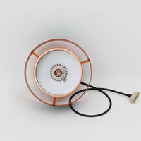 Jo HammerborgがFog & Morupのためにデザインした「Juno」は、直径24cmの扱いやすいサイズに、銅色のシェードとマットブラックのバンドを組み合わせた構築的なフォルムが印象的なスチール製ペンダントライトで、点灯時には上下から柔らかく光が漏れ、空間に落ち着いた陰影を生み出す北欧ビンテージ品です。ハーマボーらしいミニマルで彫刻的な造形が存在感を放ち、ダイニングやリビング、カウンター上のアクセント照明としても取り入れやすく、経年で深まった金属の質感がビンテージならではの魅力を一層引き立てています。