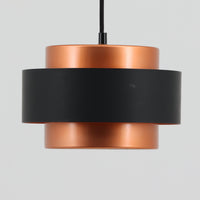 Jo HammerborgがFog & Morupのためにデザインした「Juno」は、直径24cmの扱いやすいサイズに、銅色のシェードとマットブラックのバンドを組み合わせた構築的なフォルムが印象的なスチール製ペンダントライトで、点灯時には上下から柔らかく光が漏れ、空間に落ち着いた陰影を生み出す北欧ビンテージ品です。ハーマボーらしいミニマルで彫刻的な造形が存在感を放ち、ダイニングやリビング、カウンター上のアクセント照明としても取り入れやすく、経年で深まった金属の質感がビンテージならではの魅力を一層引き立てています。