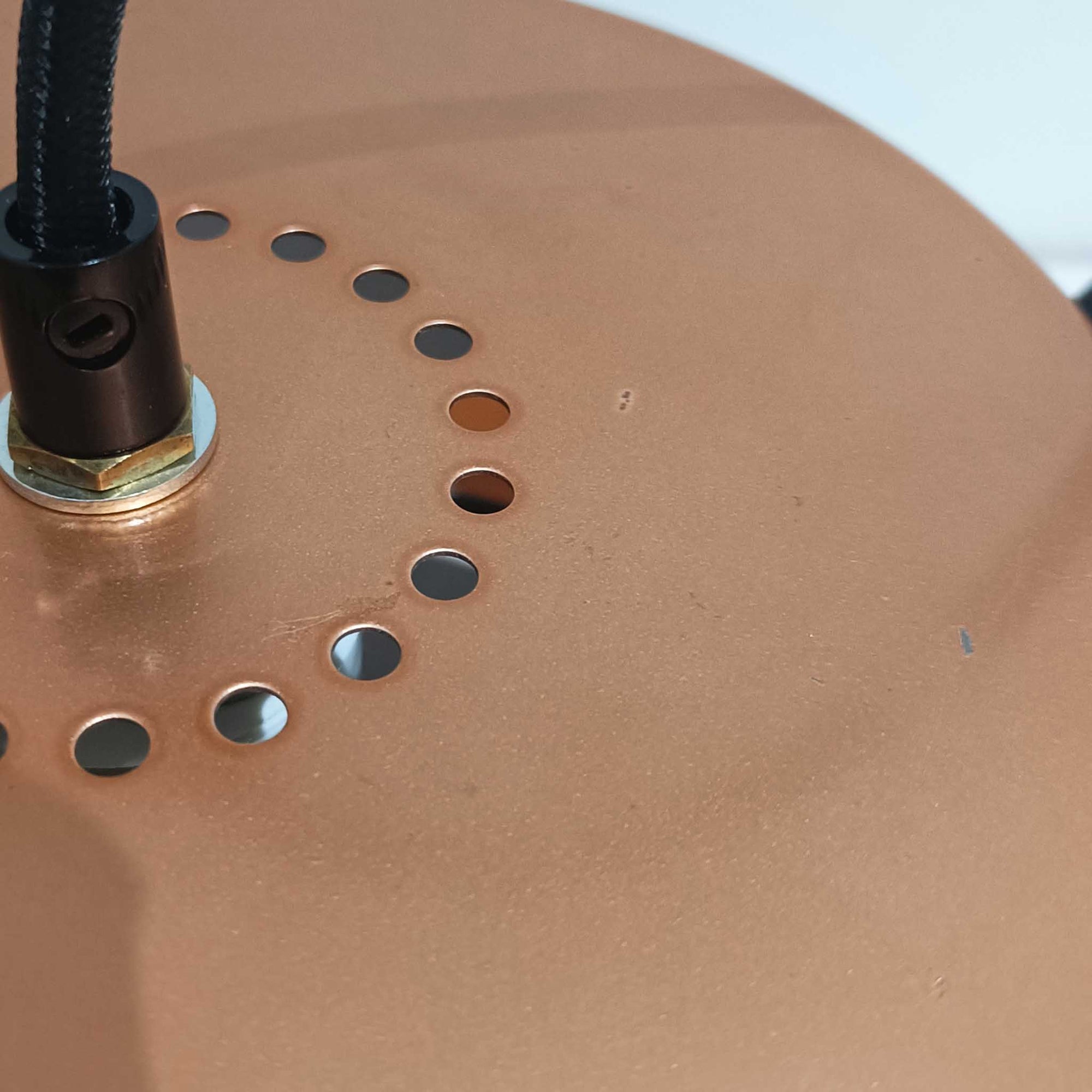 Jo HammerborgがFog &amp; Morupのためにデザインした「Juno」は、直径24cmの扱いやすいサイズに、銅色のシェードとマットブラックのバンドを組み合わせた構築的なフォルムが印象的なスチール製ペンダントライトで、点灯時には上下から柔らかく光が漏れ、空間に落ち着いた陰影を生み出す北欧ビンテージ品です。ハーマボーらしいミニマルで彫刻的な造形が存在感を放ち、ダイニングやリビング、カウンター上のアクセント照明としても取り入れやすく、経年で深まった金属の質感がビンテージならではの魅力を一層引き立てています。