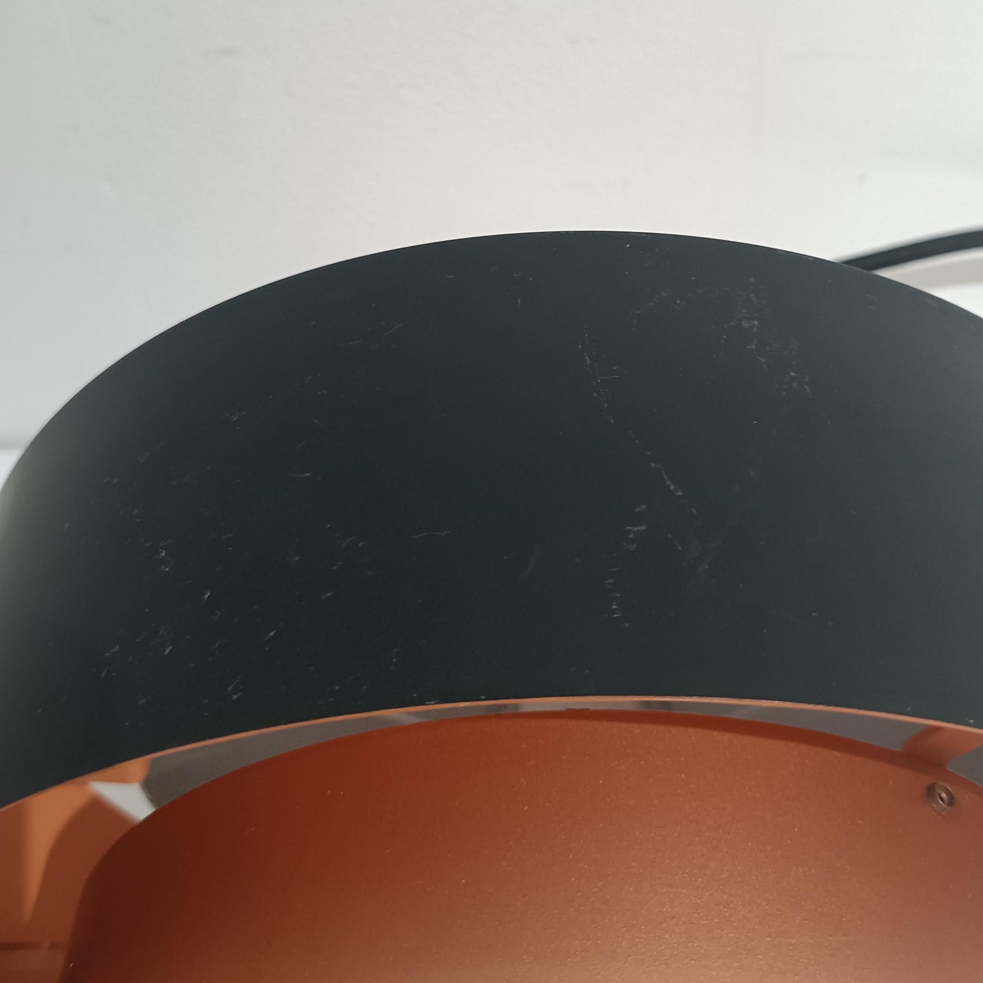 Jo HammerborgがFog &amp; Morupのためにデザインした「Juno」は、直径24cmの扱いやすいサイズに、銅色のシェードとマットブラックのバンドを組み合わせた構築的なフォルムが印象的なスチール製ペンダントライトで、点灯時には上下から柔らかく光が漏れ、空間に落ち着いた陰影を生み出す北欧ビンテージ品です。ハーマボーらしいミニマルで彫刻的な造形が存在感を放ち、ダイニングやリビング、カウンター上のアクセント照明としても取り入れやすく、経年で深まった金属の質感がビンテージならではの魅力を一層引き立てています。