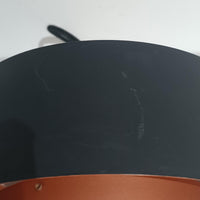 Jo HammerborgがFog & Morupのためにデザインした「Juno」は、直径24cmの扱いやすいサイズに、銅色のシェードとマットブラックのバンドを組み合わせた構築的なフォルムが印象的なスチール製ペンダントライトで、点灯時には上下から柔らかく光が漏れ、空間に落ち着いた陰影を生み出す北欧ビンテージ品です。ハーマボーらしいミニマルで彫刻的な造形が存在感を放ち、ダイニングやリビング、カウンター上のアクセント照明としても取り入れやすく、経年で深まった金属の質感がビンテージならではの魅力を一層引き立てています。