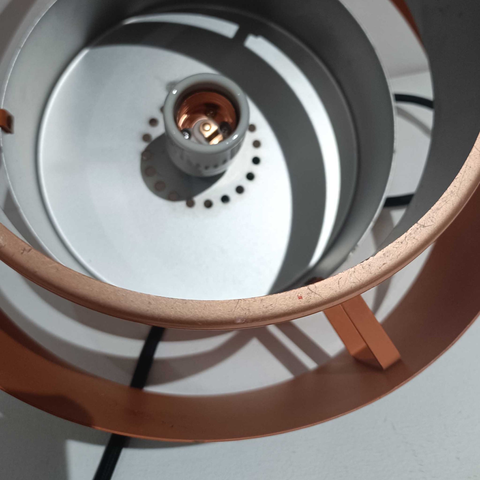 Jo HammerborgがFog &amp; Morupのためにデザインした「Juno」は、直径24cmの扱いやすいサイズに、銅色のシェードとマットブラックのバンドを組み合わせた構築的なフォルムが印象的なスチール製ペンダントライトで、点灯時には上下から柔らかく光が漏れ、空間に落ち着いた陰影を生み出す北欧ビンテージ品です。ハーマボーらしいミニマルで彫刻的な造形が存在感を放ち、ダイニングやリビング、カウンター上のアクセント照明としても取り入れやすく、経年で深まった金属の質感がビンテージならではの魅力を一層引き立てています。