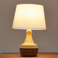 Soholm Keramik（スーホルム・セラミック）製のテーブルランプです。落ち着いたブラウンの陶磁器ボディに幾何学模様の装飾が施され、シンプルながらも存在感のあるデザインが魅力です。高さ38cmと扱いやすいサイズ感で、リビングや寝室のサイドテーブルに心地よい灯りを添えてくれます。北欧ビンテージならではの温かみある質感が、空間に柔らかな雰囲気をもたらします。