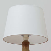 Soholm Keramik（スーホルム・セラミック）製のテーブルランプです。落ち着いたブラウンの陶磁器ボディに幾何学模様の装飾が施され、シンプルながらも存在感のあるデザインが魅力です。高さ38cmと扱いやすいサイズ感で、リビングや寝室のサイドテーブルに心地よい灯りを添えてくれます。北欧ビンテージならではの温かみある質感が、空間に柔らかな雰囲気をもたらします。