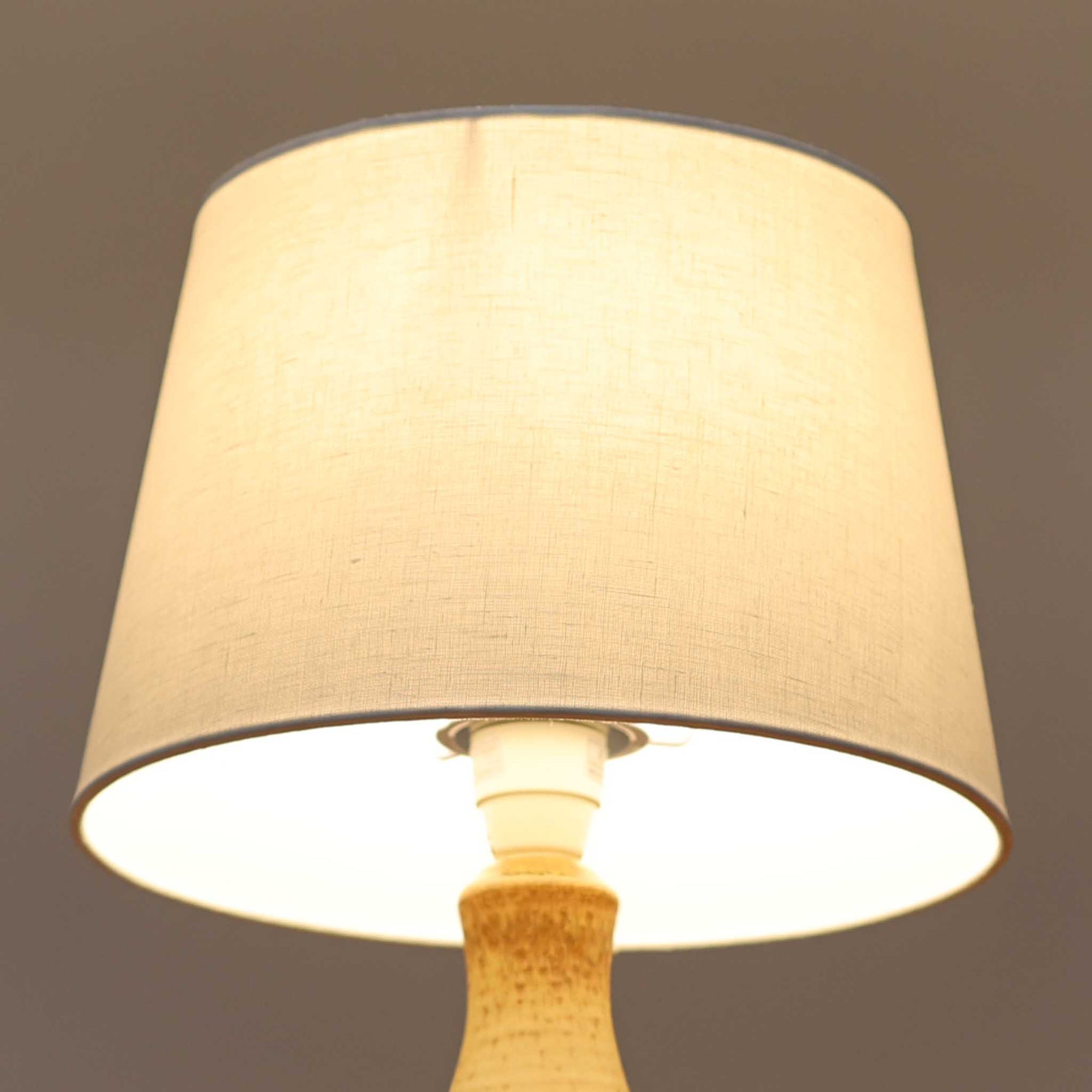 Soholm Keramik（スーホルム・セラミック）製のテーブルランプです。落ち着いたブラウンの陶磁器ボディに幾何学模様の装飾が施され、シンプルながらも存在感のあるデザインが魅力です。高さ38cmと扱いやすいサイズ感で、リビングや寝室のサイドテーブルに心地よい灯りを添えてくれます。北欧ビンテージならではの温かみある質感が、空間に柔らかな雰囲気をもたらします。