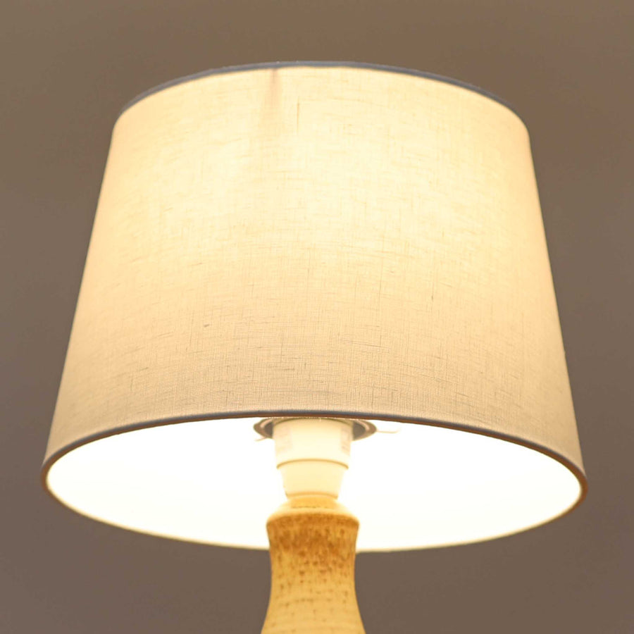 Soholm Keramik（スーホルム・セラミック）製のテーブルランプです。落ち着いたブラウンの陶磁器ボディに幾何学模様の装飾が施され、シンプルながらも存在感のあるデザインが魅力です。高さ38cmと扱いやすいサイズ感で、リビングや寝室のサイドテーブルに心地よい灯りを添えてくれます。北欧ビンテージならではの温かみある質感が、空間に柔らかな雰囲気をもたらします。