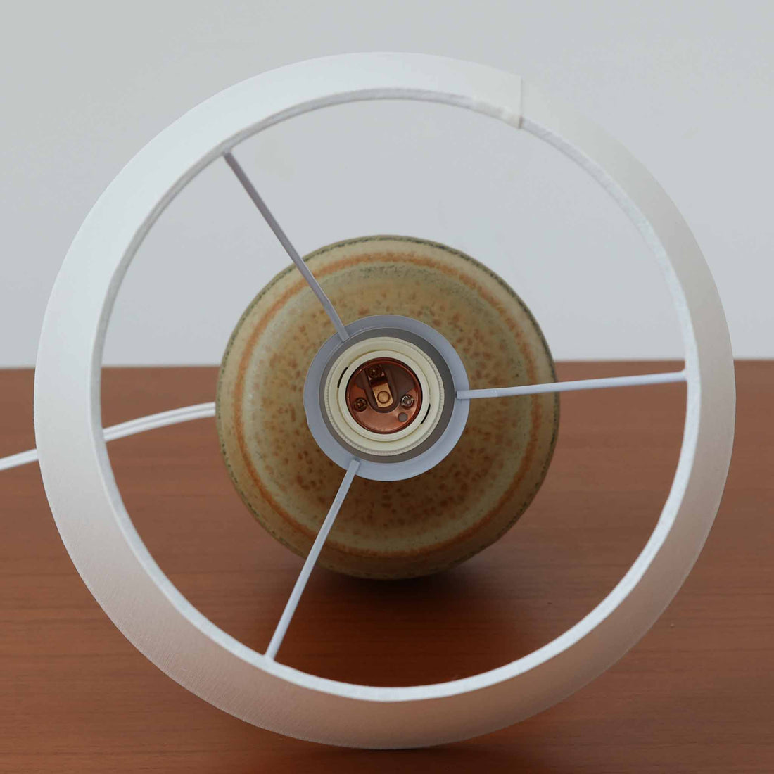 Soholm Keramik（スーホルム・セラミック）製のテーブルランプです。落ち着いたブラウンの陶磁器ボディに幾何学模様の装飾が施され、シンプルながらも存在感のあるデザインが魅力です。高さ38cmと扱いやすいサイズ感で、リビングや寝室のサイドテーブルに心地よい灯りを添えてくれます。北欧ビンテージならではの温かみある質感が、空間に柔らかな雰囲気をもたらします。