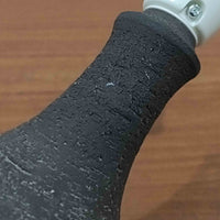 Chris HaslevがJetiのために手掛けたこちらのテーブルランプは、太陽を思わせるレリーフ模様をまとった陶器ベースと、素朴な土肌と釉薬の濃淡が織りなす豊かな表情が魅力で、コンパクトながら存在感を放つ北欧ビンテージ品です。上部のマットな質感が造形を引き締め、リネンシェード越しに広がるあたたかな灯りが空間をやさしく包み込み、リビングやベッドサイドのアクセントとして取り入れやすい一台に仕上がっています。