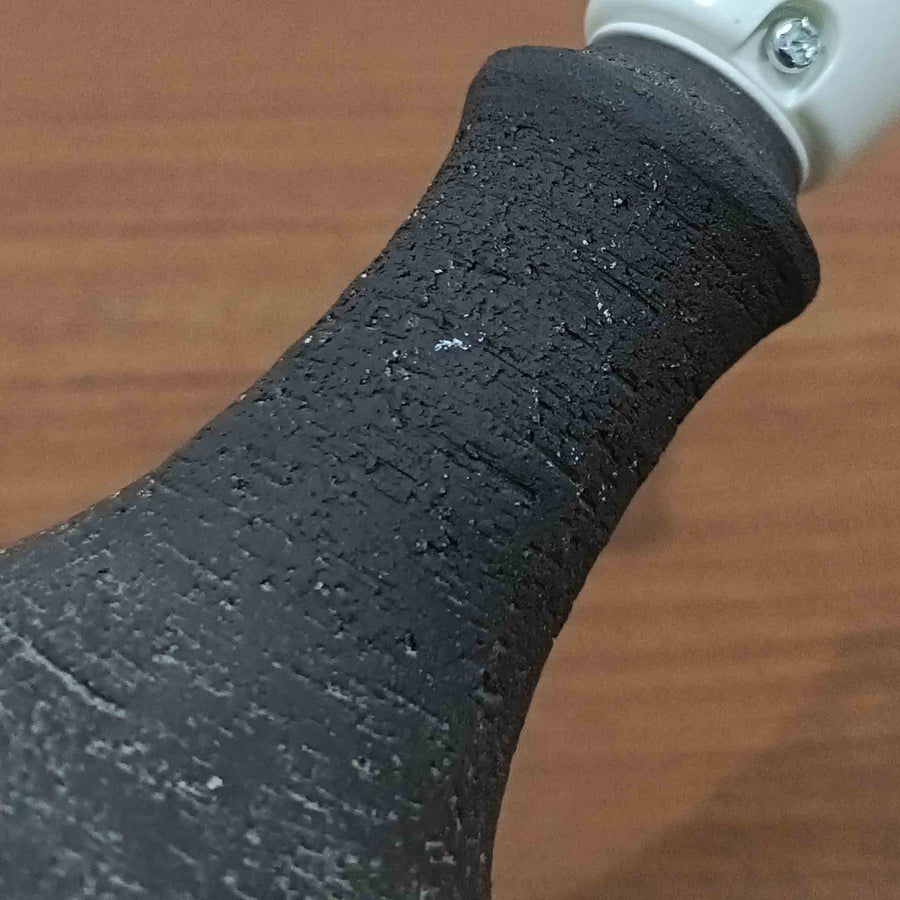 Chris HaslevがJetiのために手掛けたこちらのテーブルランプは、太陽を思わせるレリーフ模様をまとった陶器ベースと、素朴な土肌と釉薬の濃淡が織りなす豊かな表情が魅力で、コンパクトながら存在感を放つ北欧ビンテージ品です。上部のマットな質感が造形を引き締め、リネンシェード越しに広がるあたたかな灯りが空間をやさしく包み込み、リビングやベッドサイドのアクセントとして取り入れやすい一台に仕上がっています。