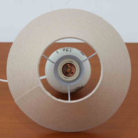 Nils Thorsson（ニルス・トールソン）によるRoyal Copenhagen（ロイヤルコペンハーゲン）の「DIANA」シリーズのテーブルランプは、白磁に繊細な草花や鳥の情景が描かれた静謐な佇まいが魅力で、淡い釉調が経年によりさらに深みを増したビンテージならではの味わいを感じさせます。柔らかく丸みを帯びたベースから伸びるすっきりとした首部のプロポーションが美しく、リネンシェードを通した穏やかな灯りが空間に上質な落ち着きを添えます。高さ32cmとコンパクトで取り入れやすく、ベッドサイドや読書灯としても活躍する、北欧陶芸の上品さが詰まった一台です。