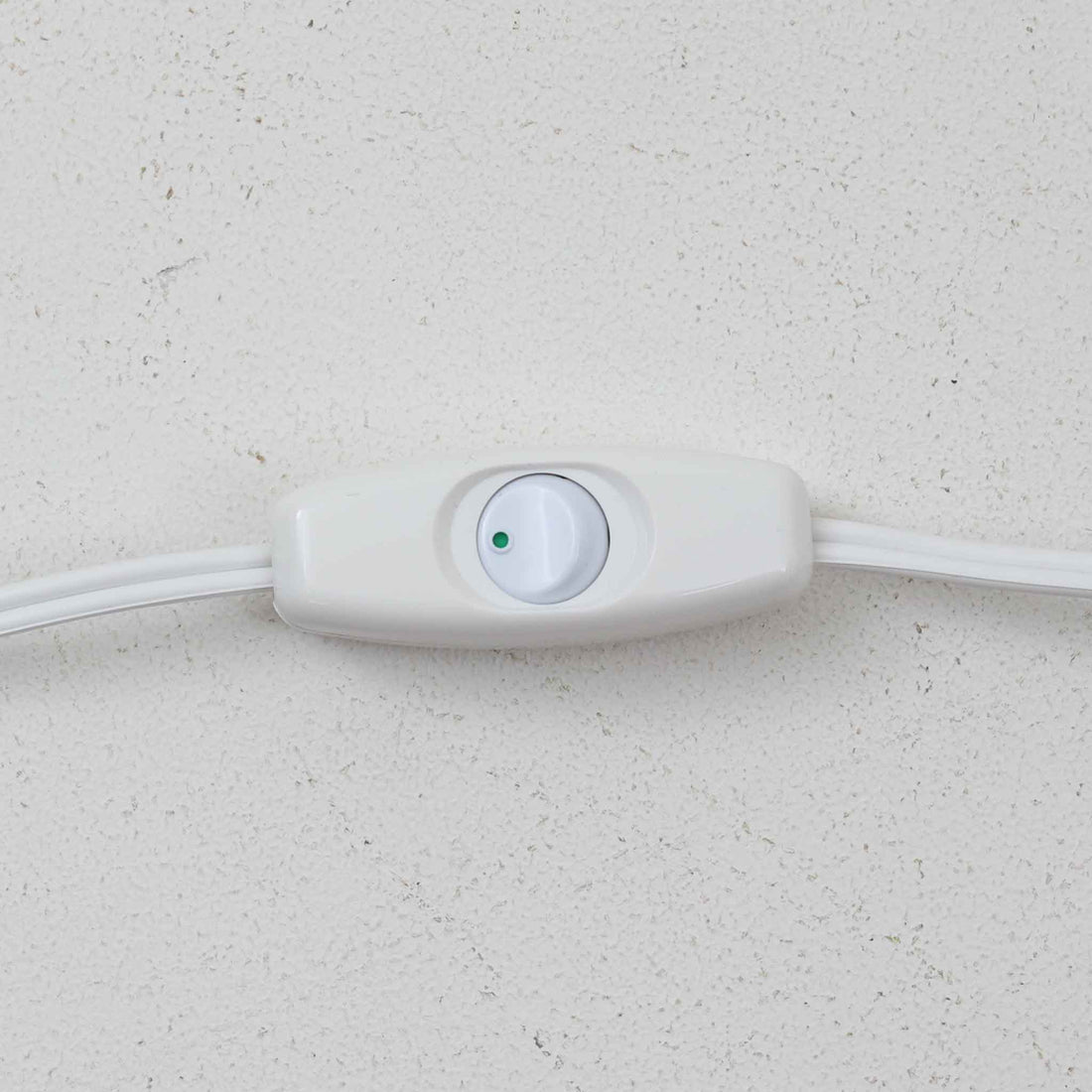 Axella製のこちらのテーブルランプは、素朴な陶土の質感と水平に重ねられた釉薬のグラデーションが生む落ち着いた佇まいが魅力で、ふくらみのある曲線的なベースと小ぶりなサイズ感が空間にさりげない温かみを添える北欧ビンテージ品です。リネンシェード越しに漏れる柔らかな灯りが陶肌の陰影をやさしく引き立て、デスクやベッドサイドなどにも取り入れやすく、経年で深まった素材の風合いが一点物ならではの味わいを感じさせてくれます。