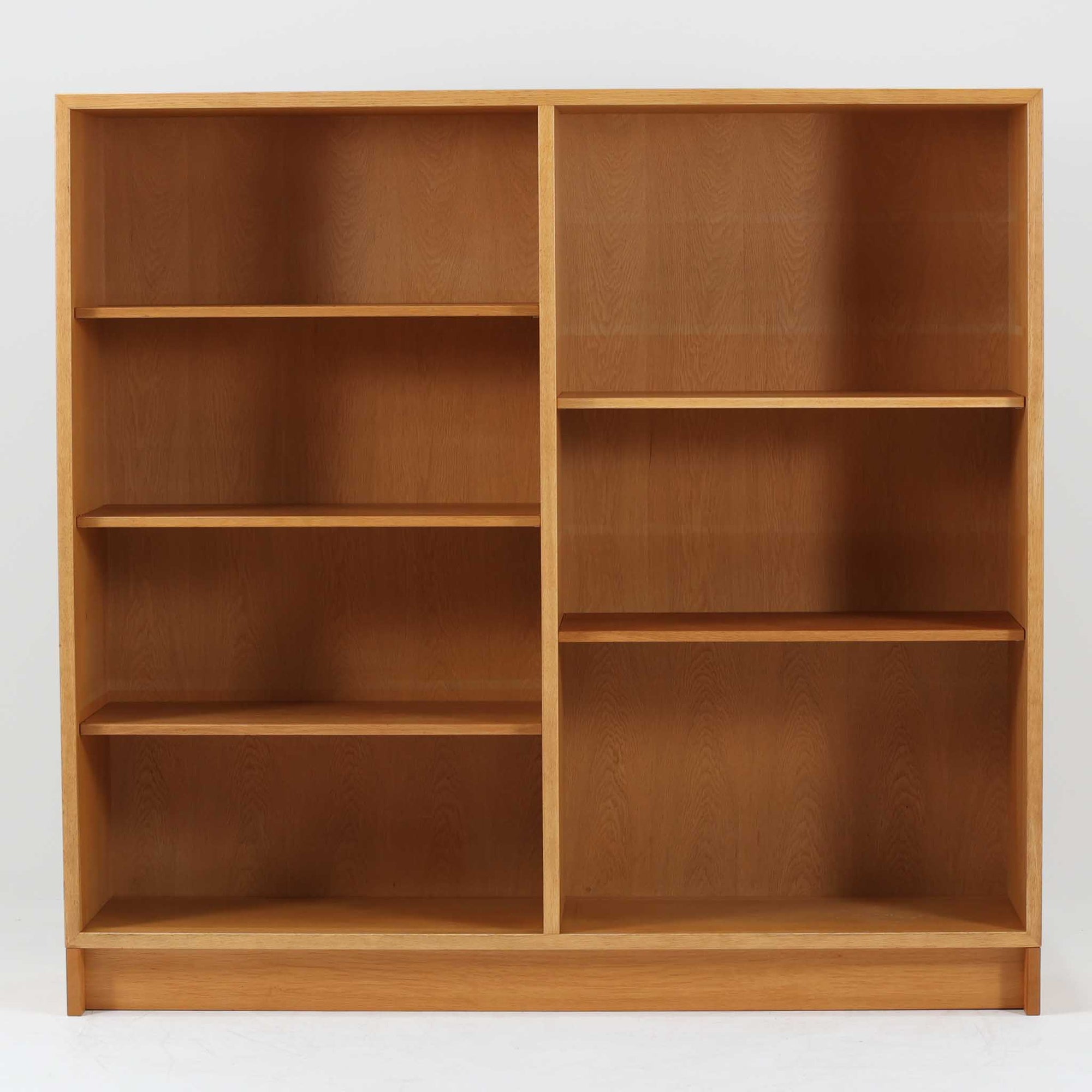 Borge Mogensenがデザインし、Karl Andersson & Sonerが製作したブックシェルフです。オーク材の穏やかな木目を活かした直線的なフォルムは、無駄を削ぎ落としたモーエンセンらしい実直な美しさを感じさせます。幅135cmのゆとりあるサイズで、左右に分かれた収納部には可動棚を備え、書籍や器、オブジェまで柔軟にレイアウト可能。経年により深みを増した木肌が空間に温かみを添える、北欧ビンテージならではの堅実な一台です。