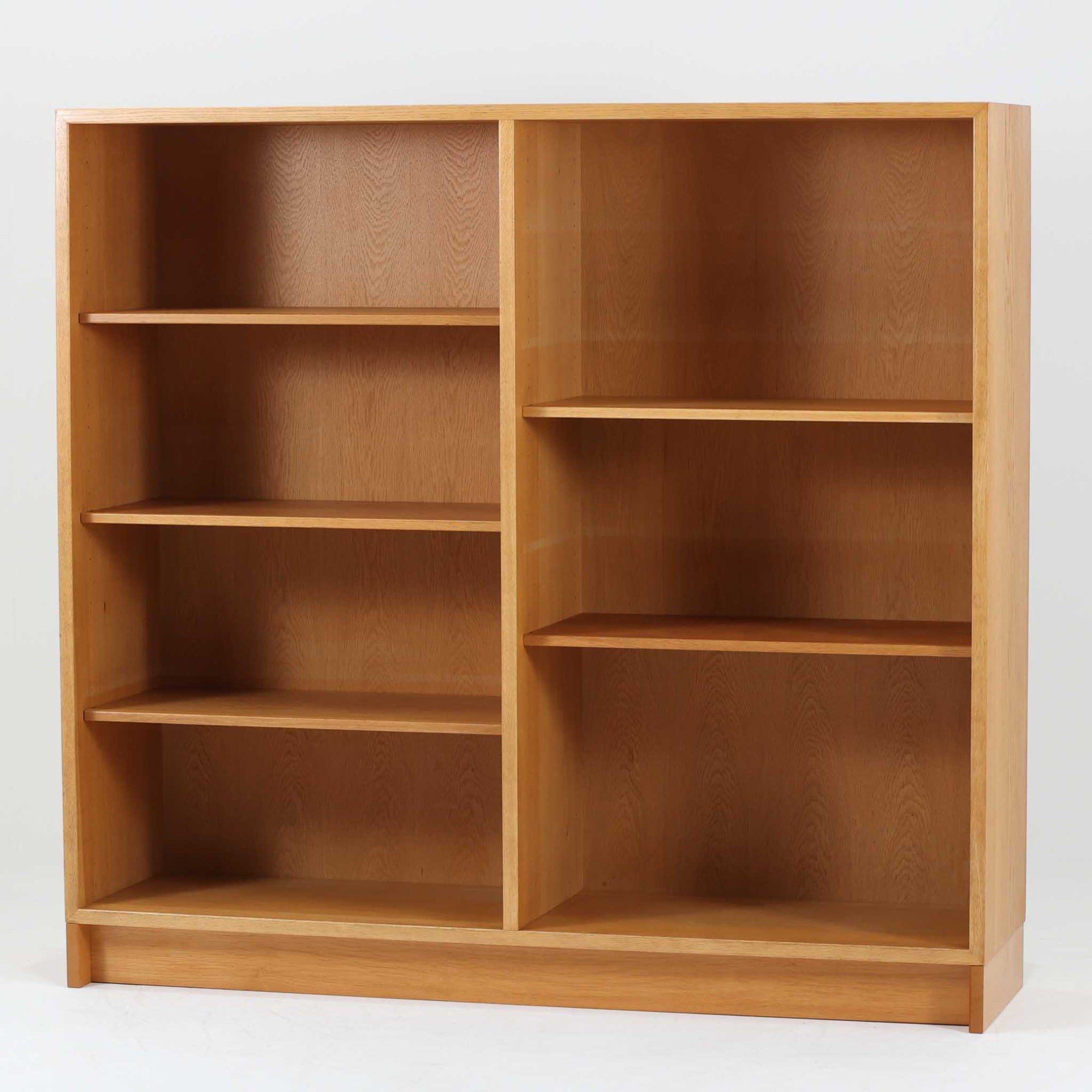 Borge Mogensenがデザインし、Karl Andersson & Sonerが製作したブックシェルフです。オーク材の穏やかな木目を活かした直線的なフォルムは、無駄を削ぎ落としたモーエンセンらしい実直な美しさを感じさせます。幅135cmのゆとりあるサイズで、左右に分かれた収納部には可動棚を備え、書籍や器、オブジェまで柔軟にレイアウト可能。経年により深みを増した木肌が空間に温かみを添える、北欧ビンテージならではの堅実な一台です。