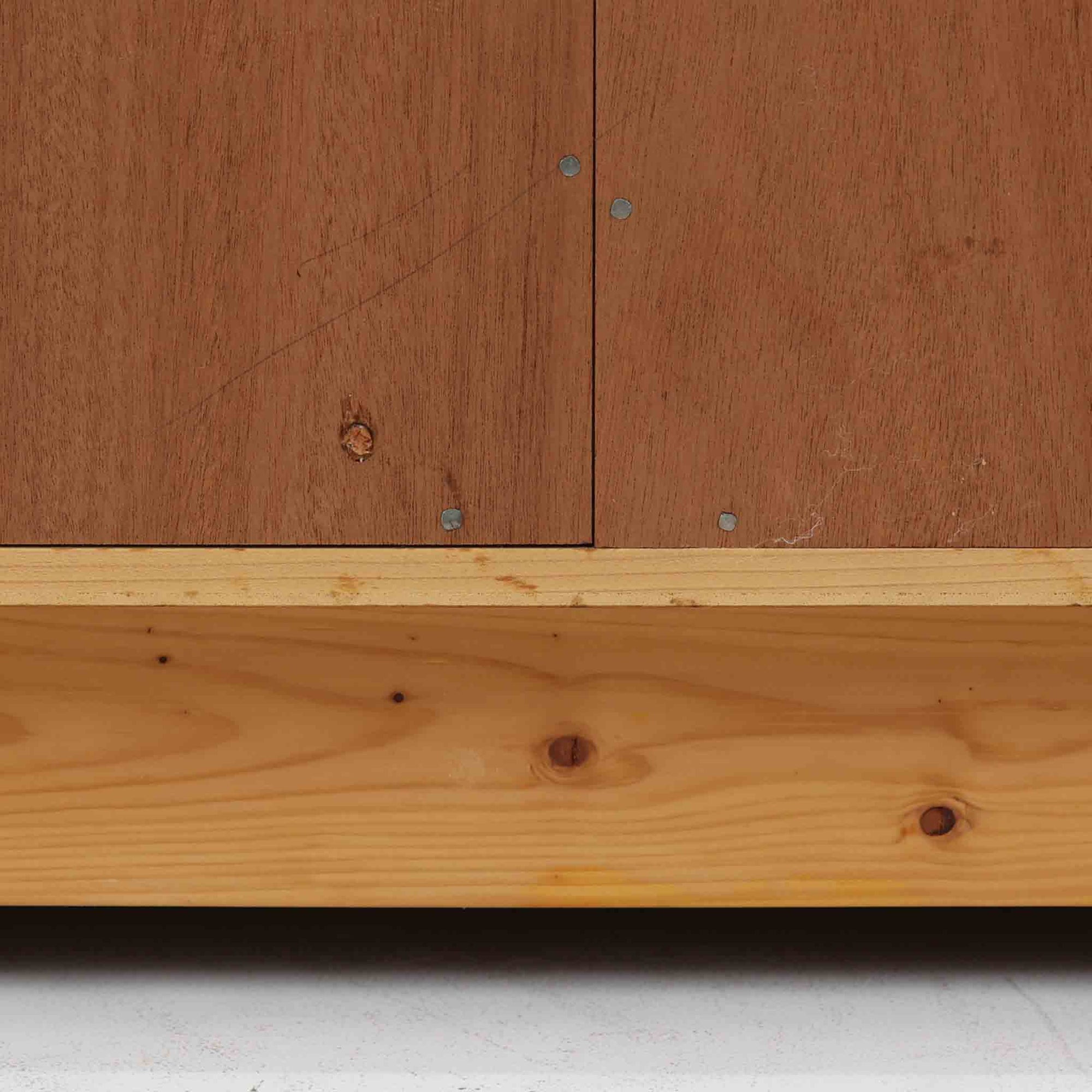 Borge Mogensenがデザインし、Karl Andersson &amp; Sonerが製作したブックシェルフです。オーク材の穏やかな木目を活かした直線的なフォルムは、無駄を削ぎ落としたモーエンセンらしい実直な美しさを感じさせます。幅135cmのゆとりあるサイズで、左右に分かれた収納部には可動棚を備え、書籍や器、オブジェまで柔軟にレイアウト可能。経年により深みを増した木肌が空間に温かみを添える、北欧ビンテージならではの堅実な一台です。