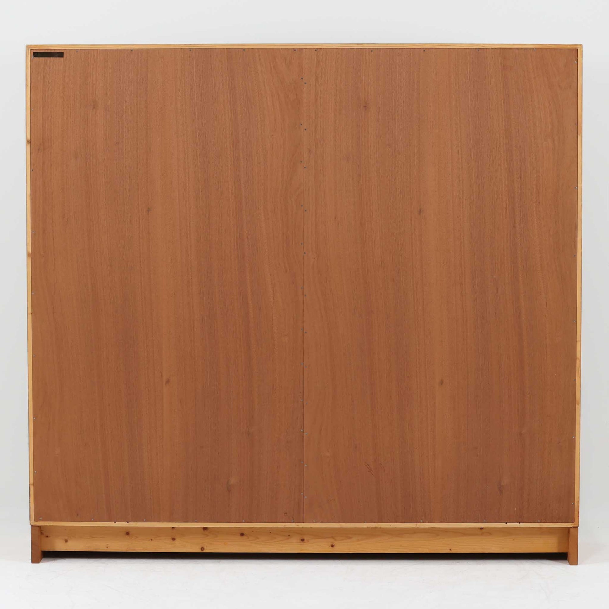 Borge Mogensenがデザインし、Karl Andersson &amp; Sonerが製作したブックシェルフです。オーク材の穏やかな木目を活かした直線的なフォルムは、無駄を削ぎ落としたモーエンセンらしい実直な美しさを感じさせます。幅135cmのゆとりあるサイズで、左右に分かれた収納部には可動棚を備え、書籍や器、オブジェまで柔軟にレイアウト可能。経年により深みを増した木肌が空間に温かみを添える、北欧ビンテージならではの堅実な一台です。