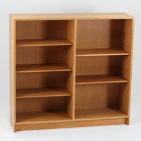 Borge Mogensenがデザインし、Karl Andersson & Sonerが製作したブックシェルフです。オーク材の穏やかな木目を活かした直線的なフォルムは、無駄を削ぎ落としたモーエンセンらしい実直な美しさを感じさせます。幅135cmのゆとりあるサイズで、左右に分かれた収納部には可動棚を備え、書籍や器、オブジェまで柔軟にレイアウト可能。経年により深みを増した木肌が空間に温かみを添える、北欧ビンテージならではの堅実な一台です。