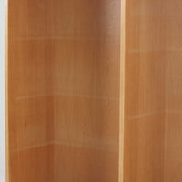 Borge Mogensenがデザインし、Karl Andersson & Sonerが製作したブックシェルフです。オーク材の穏やかな木目を活かした直線的なフォルムは、無駄を削ぎ落としたモーエンセンらしい実直な美しさを感じさせます。幅135cmのゆとりあるサイズで、左右に分かれた収納部には可動棚を備え、書籍や器、オブジェまで柔軟にレイアウト可能。経年により深みを増した木肌が空間に温かみを添える、北欧ビンテージならではの堅実な一台です。