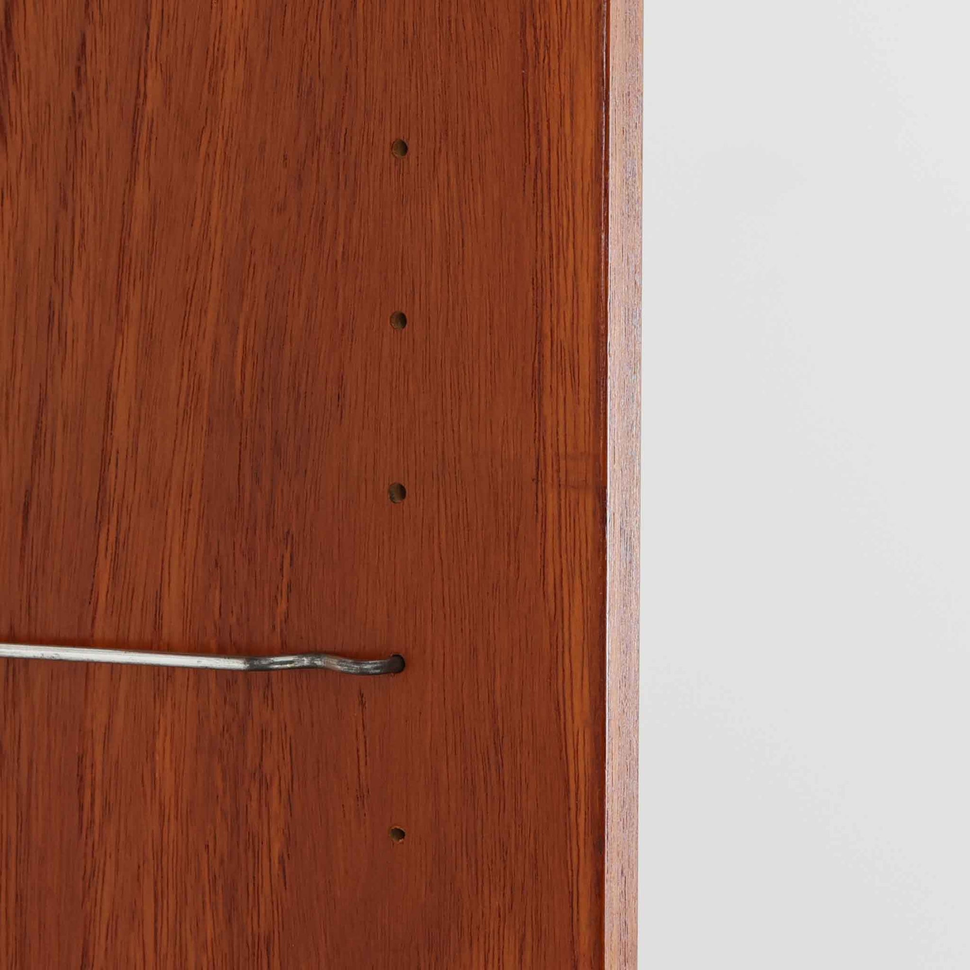 チーク材とビーチ材を組み合わせた北欧ビンテージらしい佇まいが魅力のディスプレイシェルフで、直線的で端正なフレーム構成と、木目の表情を活かした温かみのある質感が空間に落ち着きをもたらします。上部のオープン棚は器や書籍、オブジェの展示に適しており、下部には引き戸収納と引き出しを備えることで、見せる収納と隠す収納をバランス良く両立しています。脚付き構造により圧迫感が少なく、リビングやダイニング、書斎など幅広いシーンで活躍し、経年変化による色味の深まりも楽しめる一台です。