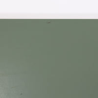 チーク材とビーチ材を組み合わせた北欧ビンテージらしい佇まいが魅力のディスプレイシェルフで、直線的で端正なフレーム構成と、木目の表情を活かした温かみのある質感が空間に落ち着きをもたらします。上部のオープン棚は器や書籍、オブジェの展示に適しており、下部には引き戸収納と引き出しを備えることで、見せる収納と隠す収納をバランス良く両立しています。脚付き構造により圧迫感が少なく、リビングやダイニング、書斎など幅広いシーンで活躍し、経年変化による色味の深まりも楽しめる一台です。