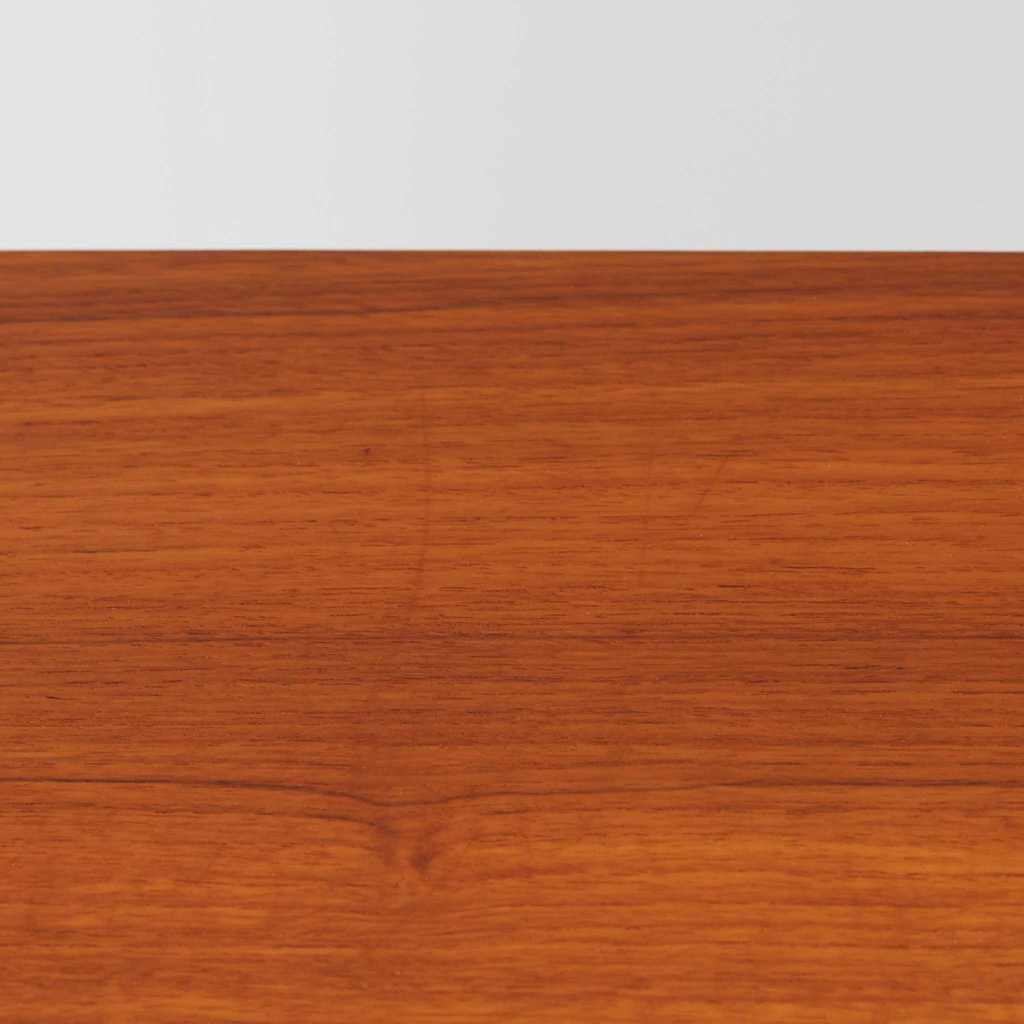 チーク材とビーチ材を組み合わせた北欧ビンテージらしい佇まいが魅力のディスプレイシェルフで、直線的で端正なフレーム構成と、木目の表情を活かした温かみのある質感が空間に落ち着きをもたらします。上部のオープン棚は器や書籍、オブジェの展示に適しており、下部には引き戸収納と引き出しを備えることで、見せる収納と隠す収納をバランス良く両立しています。脚付き構造により圧迫感が少なく、リビングやダイニング、書斎など幅広いシーンで活躍し、経年変化による色味の深まりも楽しめる一台です。