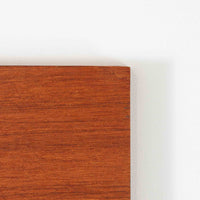 チーク材とビーチ材を組み合わせた北欧ビンテージらしい佇まいが魅力のディスプレイシェルフで、直線的で端正なフレーム構成と、木目の表情を活かした温かみのある質感が空間に落ち着きをもたらします。上部のオープン棚は器や書籍、オブジェの展示に適しており、下部には引き戸収納と引き出しを備えることで、見せる収納と隠す収納をバランス良く両立しています。脚付き構造により圧迫感が少なく、リビングやダイニング、書斎など幅広いシーンで活躍し、経年変化による色味の深まりも楽しめる一台です。