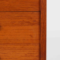 チーク材とビーチ材を組み合わせた北欧ビンテージらしい佇まいが魅力のディスプレイシェルフで、直線的で端正なフレーム構成と、木目の表情を活かした温かみのある質感が空間に落ち着きをもたらします。上部のオープン棚は器や書籍、オブジェの展示に適しており、下部には引き戸収納と引き出しを備えることで、見せる収納と隠す収納をバランス良く両立しています。脚付き構造により圧迫感が少なく、リビングやダイニング、書斎など幅広いシーンで活躍し、経年変化による色味の深まりも楽しめる一台です。