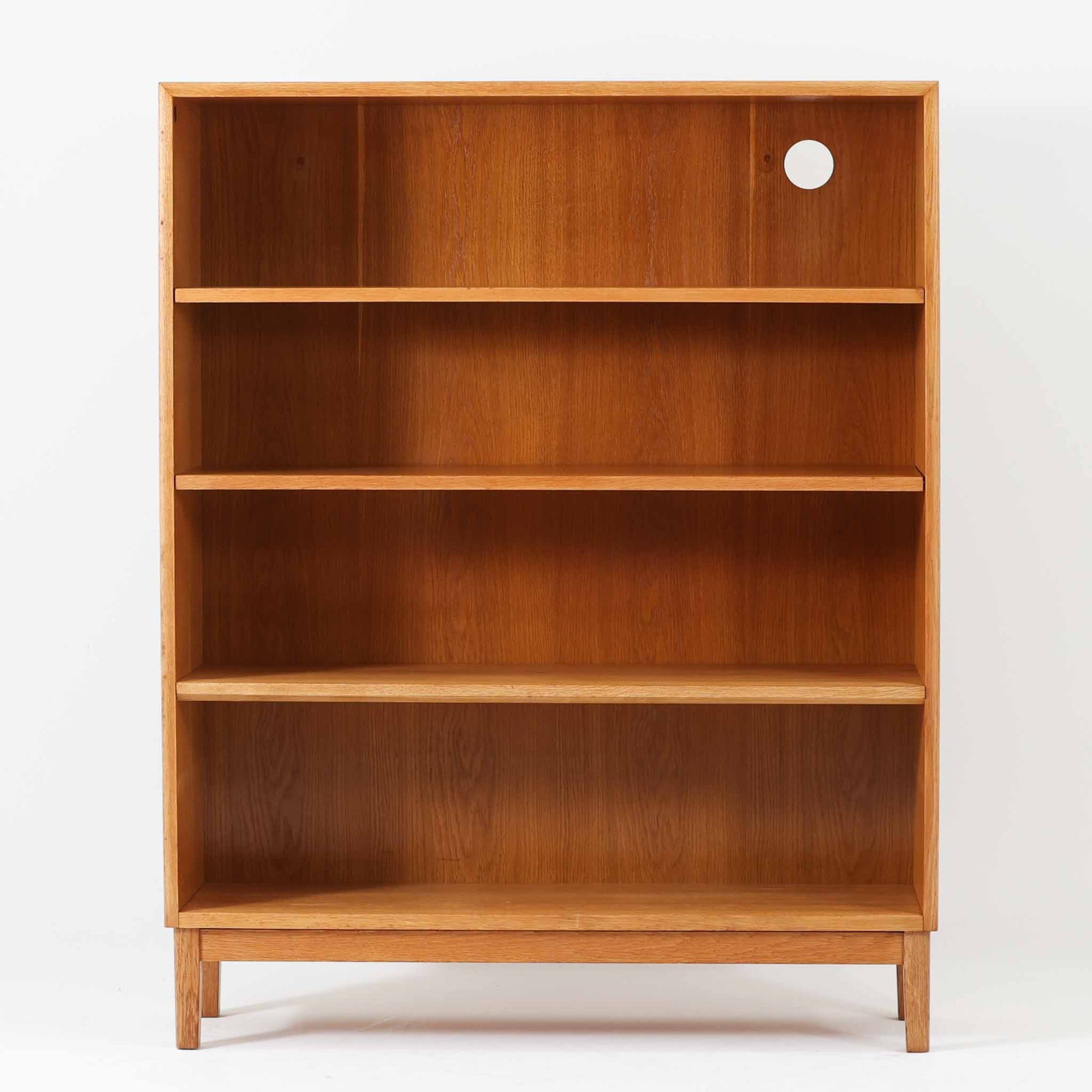 オーク材の素朴で力強い木目が印象的な、Hadar Schmidt製のスウェーデン製北欧ビンテージブックシェルフです。直線的で無駄のないデザインが空間に落ち着いた雰囲気をもたらし、しっかりとした箱組構造と安定感のある脚付き仕様により、収納量がありながらも圧迫感を抑えた佇まいが魅力です。棚板は実用的な間隔で配置され、本やレコード、器、オブジェなど幅広いアイテムを美しく収納・ディスプレイ可能で、経年変化によって深みを増したオーク材ならではの表情を楽しみながら、リビングや書斎、ワークスペースまで長く寄り添う一台です。
