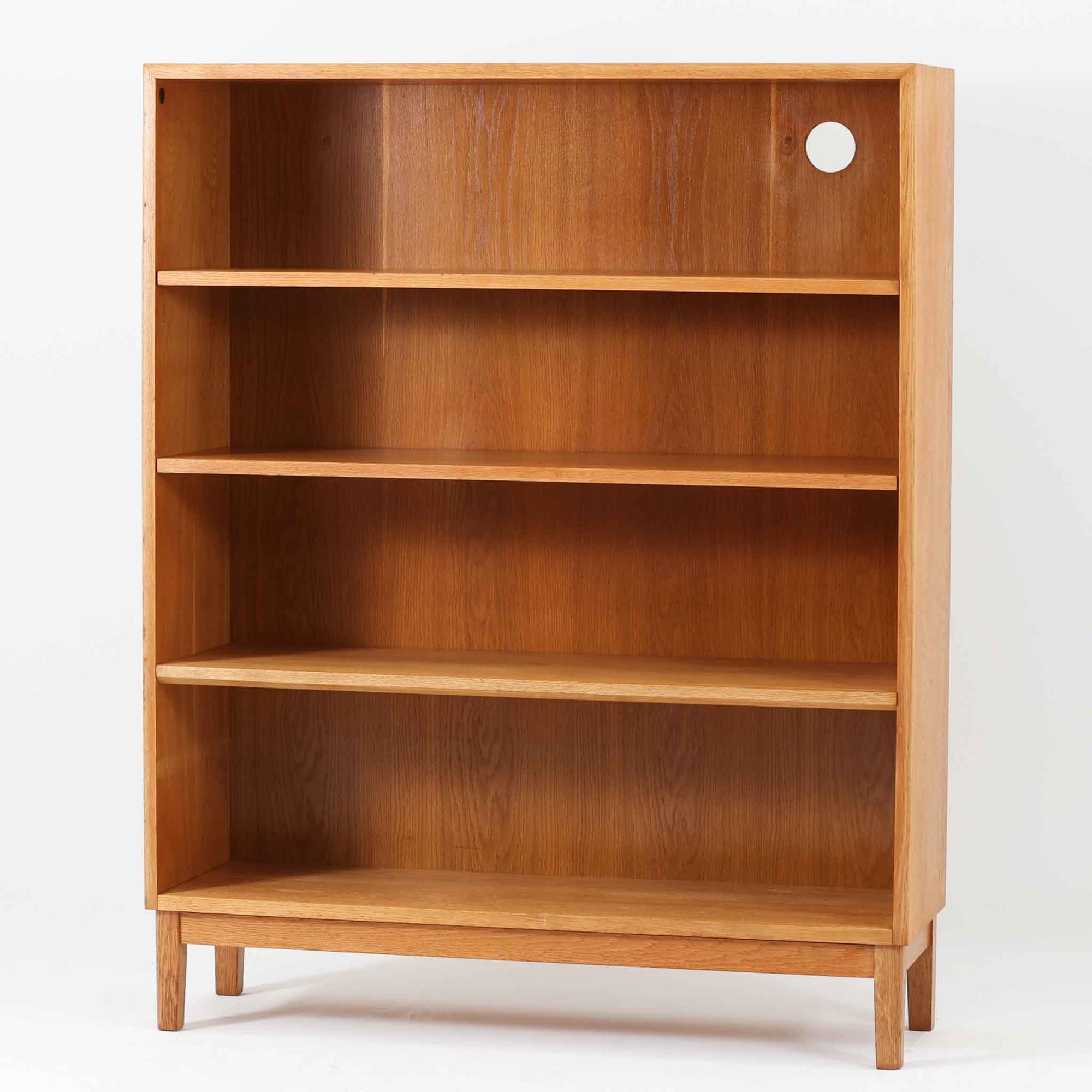 オーク材の素朴で力強い木目が印象的な、Hadar Schmidt製のスウェーデン製北欧ビンテージブックシェルフです。直線的で無駄のないデザインが空間に落ち着いた雰囲気をもたらし、しっかりとした箱組構造と安定感のある脚付き仕様により、収納量がありながらも圧迫感を抑えた佇まいが魅力です。棚板は実用的な間隔で配置され、本やレコード、器、オブジェなど幅広いアイテムを美しく収納・ディスプレイ可能で、経年変化によって深みを増したオーク材ならではの表情を楽しみながら、リビングや書斎、ワークスペースまで長く寄り添う一台です。