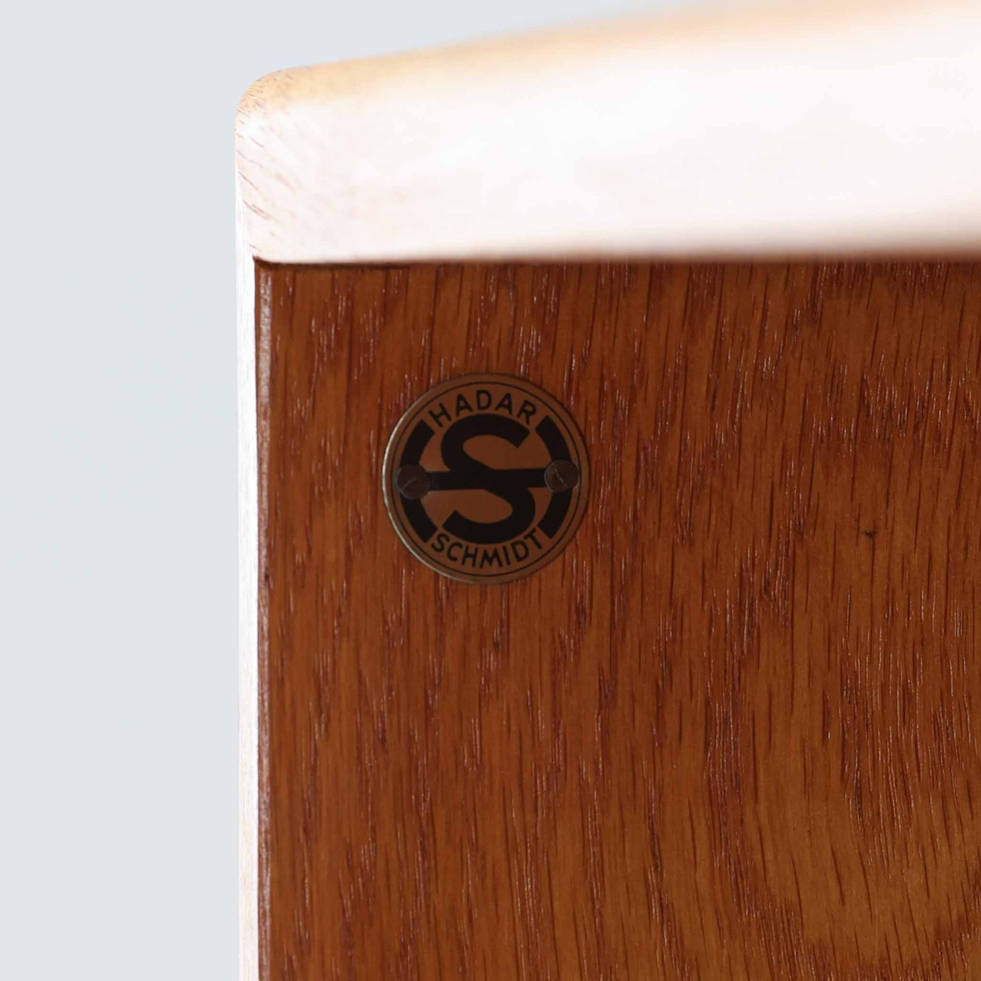 オーク材の素朴で力強い木目が印象的な、Hadar Schmidt製のスウェーデン製北欧ビンテージブックシェルフです。直線的で無駄のないデザインが空間に落ち着いた雰囲気をもたらし、しっかりとした箱組構造と安定感のある脚付き仕様により、収納量がありながらも圧迫感を抑えた佇まいが魅力です。棚板は実用的な間隔で配置され、本やレコード、器、オブジェなど幅広いアイテムを美しく収納・ディスプレイ可能で、経年変化によって深みを増したオーク材ならではの表情を楽しみながら、リビングや書斎、ワークスペースまで長く寄り添う一台です。