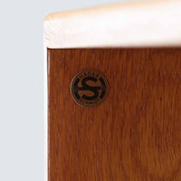 オーク材の素朴で力強い木目が印象的な、Hadar Schmidt製のスウェーデン製北欧ビンテージブックシェルフです。直線的で無駄のないデザインが空間に落ち着いた雰囲気をもたらし、しっかりとした箱組構造と安定感のある脚付き仕様により、収納量がありながらも圧迫感を抑えた佇まいが魅力です。棚板は実用的な間隔で配置され、本やレコード、器、オブジェなど幅広いアイテムを美しく収納・ディスプレイ可能で、経年変化によって深みを増したオーク材ならではの表情を楽しみながら、リビングや書斎、ワークスペースまで長く寄り添う一台です。