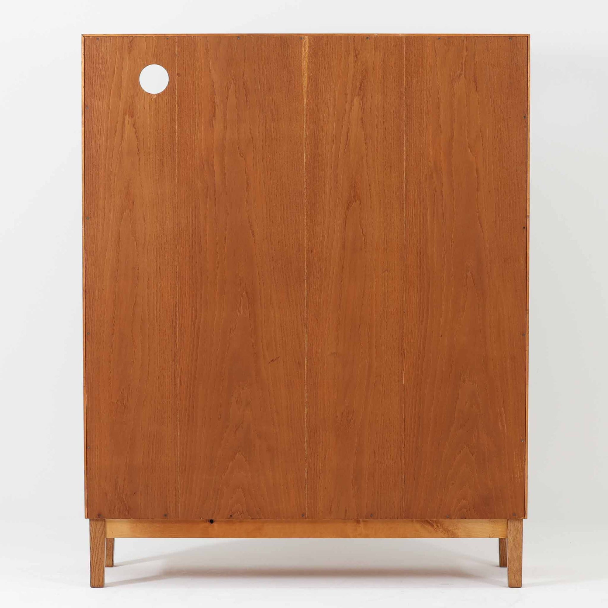 オーク材の素朴で力強い木目が印象的な、Hadar Schmidt製のスウェーデン製北欧ビンテージブックシェルフです。直線的で無駄のないデザインが空間に落ち着いた雰囲気をもたらし、しっかりとした箱組構造と安定感のある脚付き仕様により、収納量がありながらも圧迫感を抑えた佇まいが魅力です。棚板は実用的な間隔で配置され、本やレコード、器、オブジェなど幅広いアイテムを美しく収納・ディスプレイ可能で、経年変化によって深みを増したオーク材ならではの表情を楽しみながら、リビングや書斎、ワークスペースまで長く寄り添う一台です。