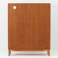 オーク材の素朴で力強い木目が印象的な、Hadar Schmidt製のスウェーデン製北欧ビンテージブックシェルフです。直線的で無駄のないデザインが空間に落ち着いた雰囲気をもたらし、しっかりとした箱組構造と安定感のある脚付き仕様により、収納量がありながらも圧迫感を抑えた佇まいが魅力です。棚板は実用的な間隔で配置され、本やレコード、器、オブジェなど幅広いアイテムを美しく収納・ディスプレイ可能で、経年変化によって深みを増したオーク材ならではの表情を楽しみながら、リビングや書斎、ワークスペースまで長く寄り添う一台です。