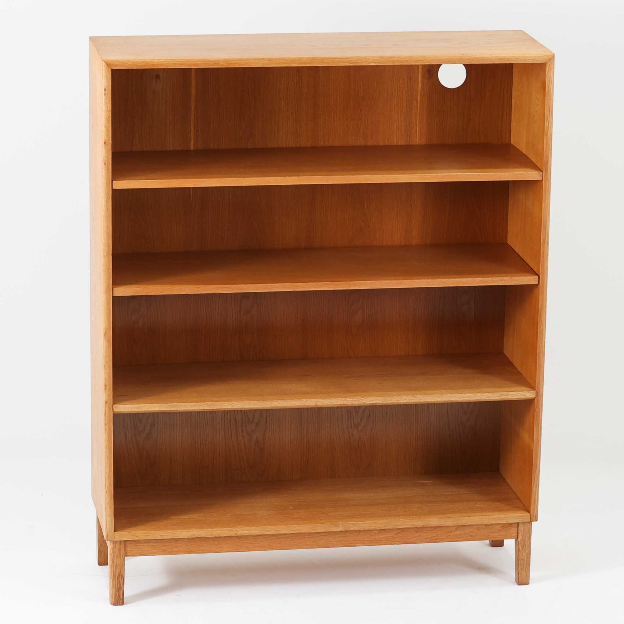 オーク材の素朴で力強い木目が印象的な、Hadar Schmidt製のスウェーデン製北欧ビンテージブックシェルフです。直線的で無駄のないデザインが空間に落ち着いた雰囲気をもたらし、しっかりとした箱組構造と安定感のある脚付き仕様により、収納量がありながらも圧迫感を抑えた佇まいが魅力です。棚板は実用的な間隔で配置され、本やレコード、器、オブジェなど幅広いアイテムを美しく収納・ディスプレイ可能で、経年変化によって深みを増したオーク材ならではの表情を楽しみながら、リビングや書斎、ワークスペースまで長く寄り添う一台です。