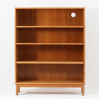 オーク材の素朴で力強い木目が印象的な、Hadar Schmidt製のスウェーデン製北欧ビンテージブックシェルフです。直線的で無駄のないデザインが空間に落ち着いた雰囲気をもたらし、しっかりとした箱組構造と安定感のある脚付き仕様により、収納量がありながらも圧迫感を抑えた佇まいが魅力です。棚板は実用的な間隔で配置され、本やレコード、器、オブジェなど幅広いアイテムを美しく収納・ディスプレイ可能で、経年変化によって深みを増したオーク材ならではの表情を楽しみながら、リビングや書斎、ワークスペースまで長く寄り添う一台です。