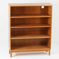 オーク材の素朴で力強い木目が印象的な、Hadar Schmidt製のスウェーデン製北欧ビンテージブックシェルフです。直線的で無駄のないデザインが空間に落ち着いた雰囲気をもたらし、しっかりとした箱組構造と安定感のある脚付き仕様により、収納量がありながらも圧迫感を抑えた佇まいが魅力です。棚板は実用的な間隔で配置され、本やレコード、器、オブジェなど幅広いアイテムを美しく収納・ディスプレイ可能で、経年変化によって深みを増したオーク材ならではの表情を楽しみながら、リビングや書斎、ワークスペースまで長く寄り添う一台です。