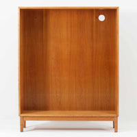 オーク材の素朴で力強い木目が印象的な、Hadar Schmidt製のスウェーデン製北欧ビンテージブックシェルフです。直線的で無駄のないデザインが空間に落ち着いた雰囲気をもたらし、しっかりとした箱組構造と安定感のある脚付き仕様により、収納量がありながらも圧迫感を抑えた佇まいが魅力です。棚板は実用的な間隔で配置され、本やレコード、器、オブジェなど幅広いアイテムを美しく収納・ディスプレイ可能で、経年変化によって深みを増したオーク材ならではの表情を楽しみながら、リビングや書斎、ワークスペースまで長く寄り添う一台です。