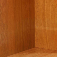 オーク材の素朴で力強い木目が印象的な、Hadar Schmidt製のスウェーデン製北欧ビンテージブックシェルフです。直線的で無駄のないデザインが空間に落ち着いた雰囲気をもたらし、しっかりとした箱組構造と安定感のある脚付き仕様により、収納量がありながらも圧迫感を抑えた佇まいが魅力です。棚板は実用的な間隔で配置され、本やレコード、器、オブジェなど幅広いアイテムを美しく収納・ディスプレイ可能で、経年変化によって深みを増したオーク材ならではの表情を楽しみながら、リビングや書斎、ワークスペースまで長く寄り添う一台です。