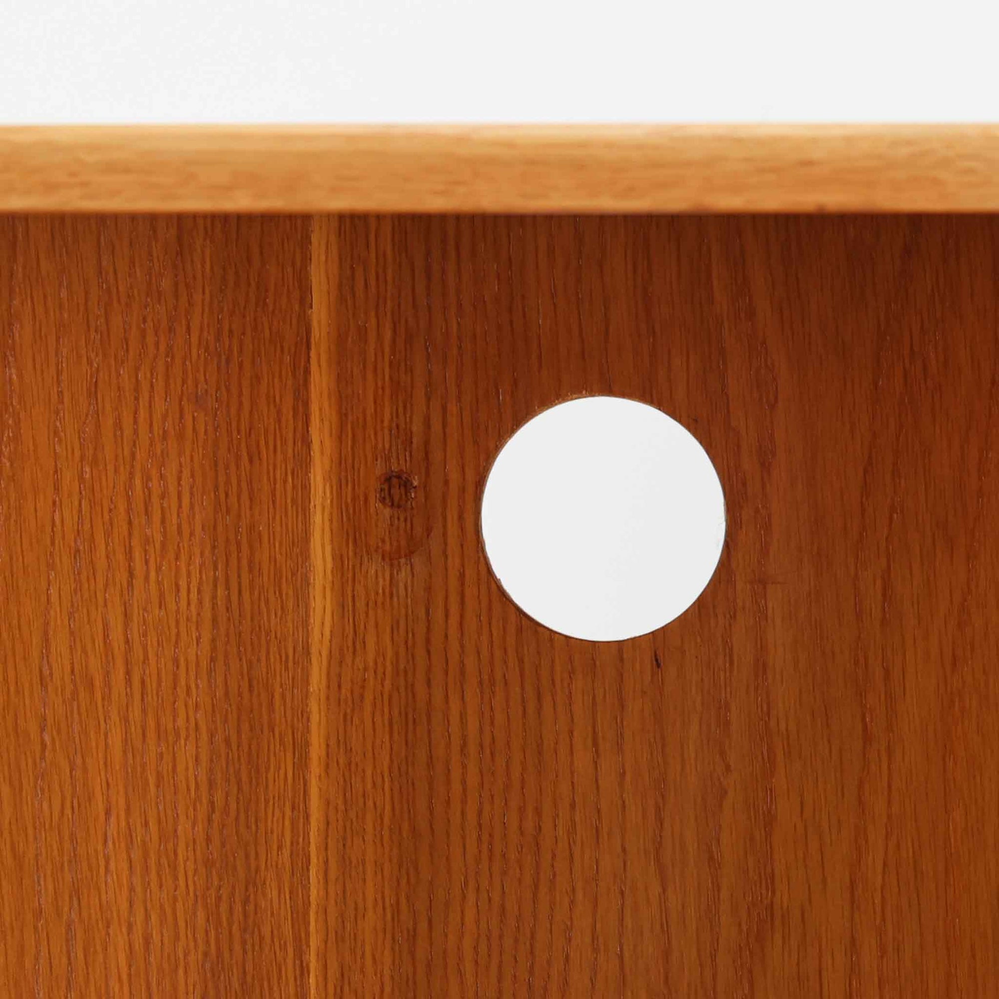 オーク材の素朴で力強い木目が印象的な、Hadar Schmidt製のスウェーデン製北欧ビンテージブックシェルフです。直線的で無駄のないデザインが空間に落ち着いた雰囲気をもたらし、しっかりとした箱組構造と安定感のある脚付き仕様により、収納量がありながらも圧迫感を抑えた佇まいが魅力です。棚板は実用的な間隔で配置され、本やレコード、器、オブジェなど幅広いアイテムを美しく収納・ディスプレイ可能で、経年変化によって深みを増したオーク材ならではの表情を楽しみながら、リビングや書斎、ワークスペースまで長く寄り添う一台です。