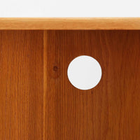 オーク材の素朴で力強い木目が印象的な、Hadar Schmidt製のスウェーデン製北欧ビンテージブックシェルフです。直線的で無駄のないデザインが空間に落ち着いた雰囲気をもたらし、しっかりとした箱組構造と安定感のある脚付き仕様により、収納量がありながらも圧迫感を抑えた佇まいが魅力です。棚板は実用的な間隔で配置され、本やレコード、器、オブジェなど幅広いアイテムを美しく収納・ディスプレイ可能で、経年変化によって深みを増したオーク材ならではの表情を楽しみながら、リビングや書斎、ワークスペースまで長く寄り添う一台です。