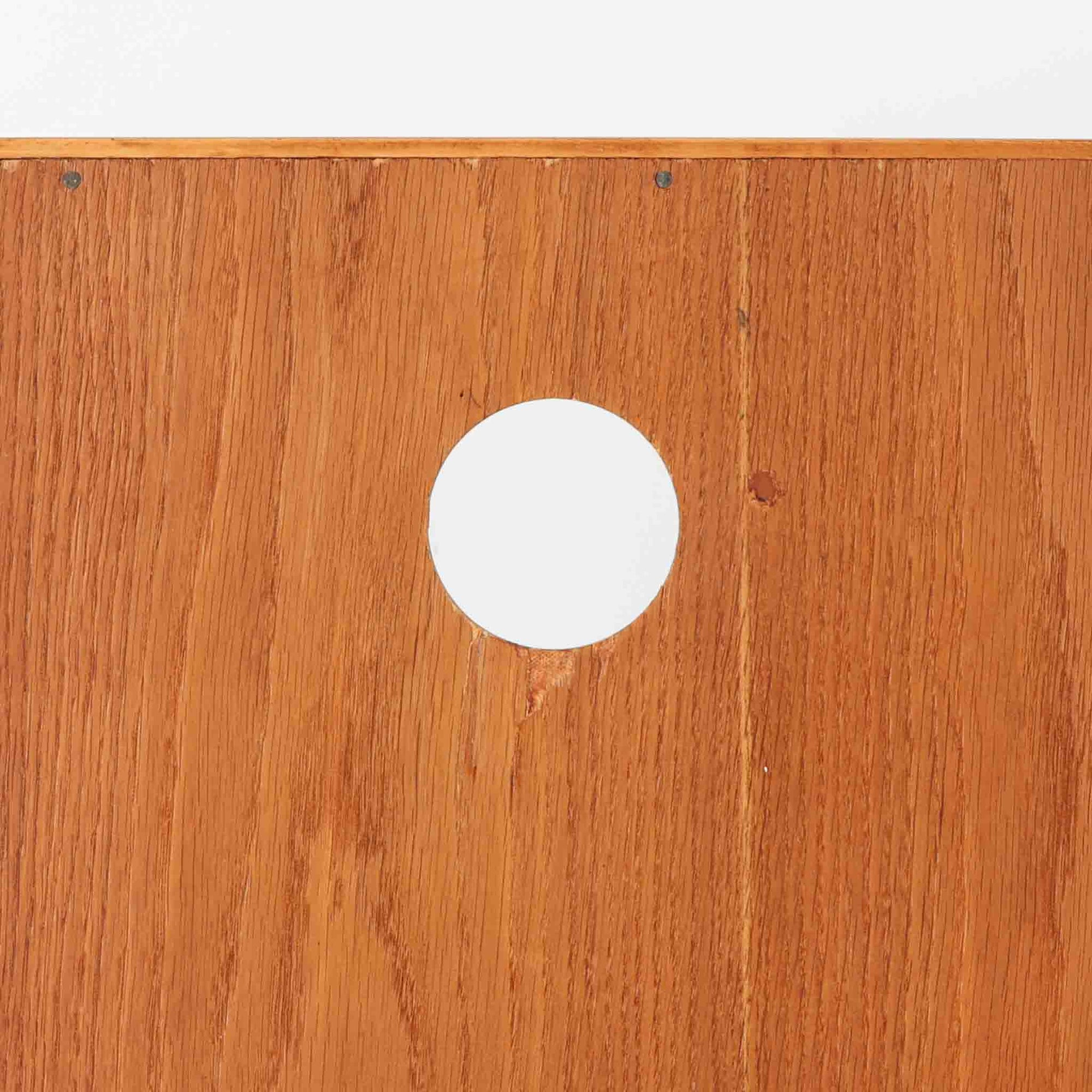 オーク材の素朴で力強い木目が印象的な、Hadar Schmidt製のスウェーデン製北欧ビンテージブックシェルフです。直線的で無駄のないデザインが空間に落ち着いた雰囲気をもたらし、しっかりとした箱組構造と安定感のある脚付き仕様により、収納量がありながらも圧迫感を抑えた佇まいが魅力です。棚板は実用的な間隔で配置され、本やレコード、器、オブジェなど幅広いアイテムを美しく収納・ディスプレイ可能で、経年変化によって深みを増したオーク材ならではの表情を楽しみながら、リビングや書斎、ワークスペースまで長く寄り添う一台です。