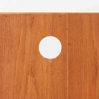 オーク材の素朴で力強い木目が印象的な、Hadar Schmidt製のスウェーデン製北欧ビンテージブックシェルフです。直線的で無駄のないデザインが空間に落ち着いた雰囲気をもたらし、しっかりとした箱組構造と安定感のある脚付き仕様により、収納量がありながらも圧迫感を抑えた佇まいが魅力です。棚板は実用的な間隔で配置され、本やレコード、器、オブジェなど幅広いアイテムを美しく収納・ディスプレイ可能で、経年変化によって深みを増したオーク材ならではの表情を楽しみながら、リビングや書斎、ワークスペースまで長く寄り添う一台です。