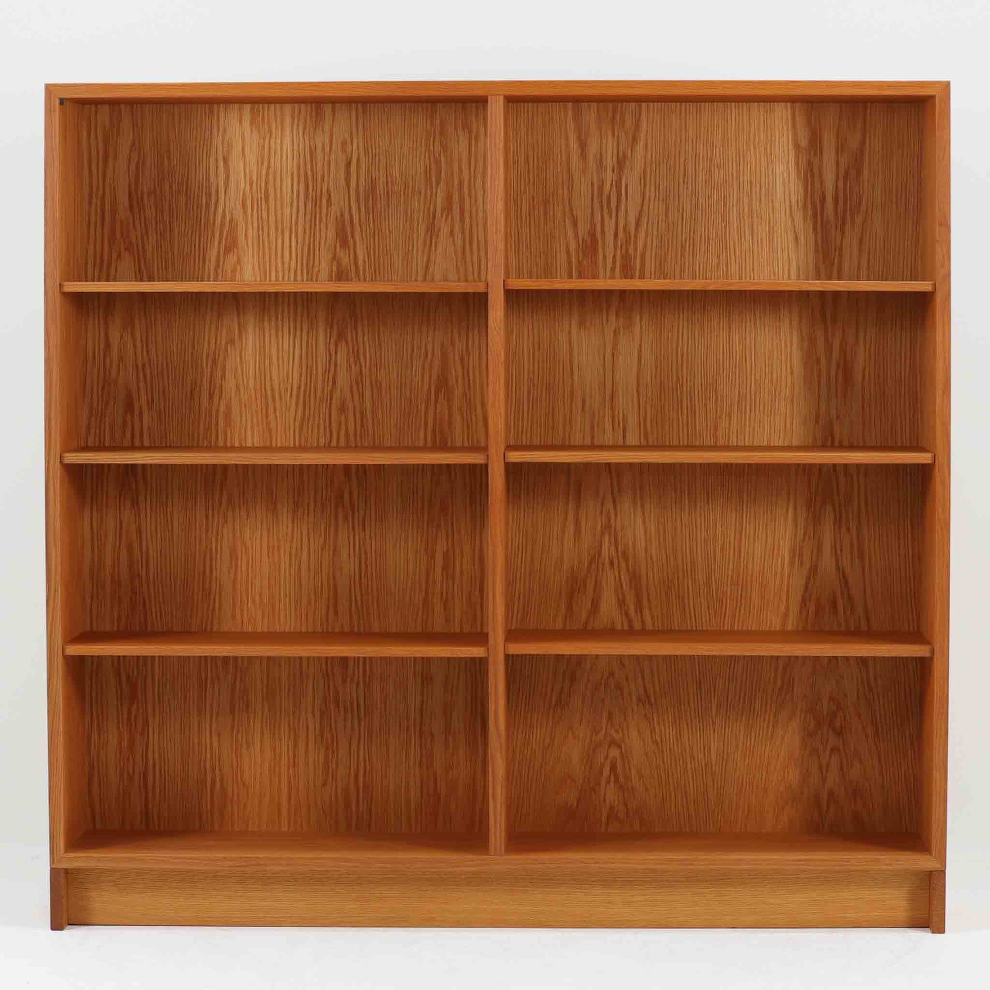 Borge Mogensenが手がけ、スウェーデンの老舗メーカーKarl Andersson & Sonerより製作されたOresundシリーズのブックシェルフです。オーク材の豊かな木目を全面に活かした構成で、無駄を削ぎ落とした端正なデザインからは、日常に根ざした家具を追求したモーエンセンらしい思想が感じられます。左右に分かれた棚構造は収納力に優れ、書籍はもちろん、器やオブジェなどもバランスよく配置可能。幅135cmのゆとりあるサイズ感と安定感のある造りは、リビングや書斎の主役として空間を引き締め、経年変化によって深みを増した素材感が北欧ビンテージならではの静かな存在感を添えます。