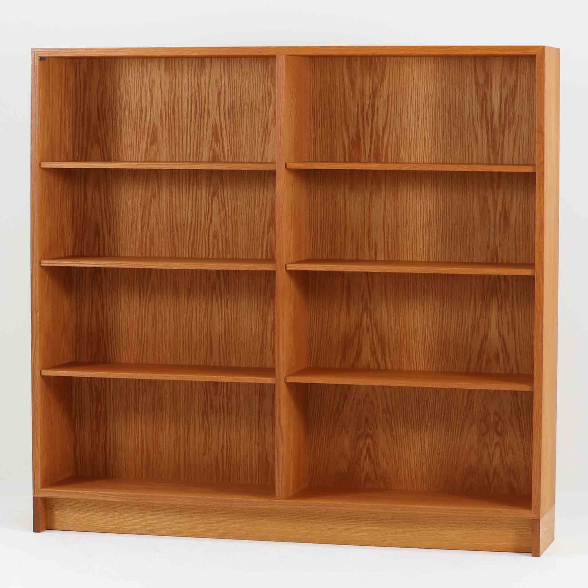 Borge Mogensenが手がけ、スウェーデンの老舗メーカーKarl Andersson & Sonerより製作されたOresundシリーズのブックシェルフです。オーク材の豊かな木目を全面に活かした構成で、無駄を削ぎ落とした端正なデザインからは、日常に根ざした家具を追求したモーエンセンらしい思想が感じられます。左右に分かれた棚構造は収納力に優れ、書籍はもちろん、器やオブジェなどもバランスよく配置可能。幅135cmのゆとりあるサイズ感と安定感のある造りは、リビングや書斎の主役として空間を引き締め、経年変化によって深みを増した素材感が北欧ビンテージならではの静かな存在感を添えます。