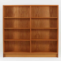 Borge Mogensenが手がけ、スウェーデンの老舗メーカーKarl Andersson & Sonerより製作されたOresundシリーズのブックシェルフです。オーク材の豊かな木目を全面に活かした構成で、無駄を削ぎ落とした端正なデザインからは、日常に根ざした家具を追求したモーエンセンらしい思想が感じられます。左右に分かれた棚構造は収納力に優れ、書籍はもちろん、器やオブジェなどもバランスよく配置可能。幅135cmのゆとりあるサイズ感と安定感のある造りは、リビングや書斎の主役として空間を引き締め、経年変化によって深みを増した素材感が北欧ビンテージならではの静かな存在感を添えます。