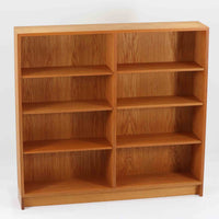 Borge Mogensenが手がけ、スウェーデンの老舗メーカーKarl Andersson & Sonerより製作されたOresundシリーズのブックシェルフです。オーク材の豊かな木目を全面に活かした構成で、無駄を削ぎ落とした端正なデザインからは、日常に根ざした家具を追求したモーエンセンらしい思想が感じられます。左右に分かれた棚構造は収納力に優れ、書籍はもちろん、器やオブジェなどもバランスよく配置可能。幅135cmのゆとりあるサイズ感と安定感のある造りは、リビングや書斎の主役として空間を引き締め、経年変化によって深みを増した素材感が北欧ビンテージならではの静かな存在感を添えます。