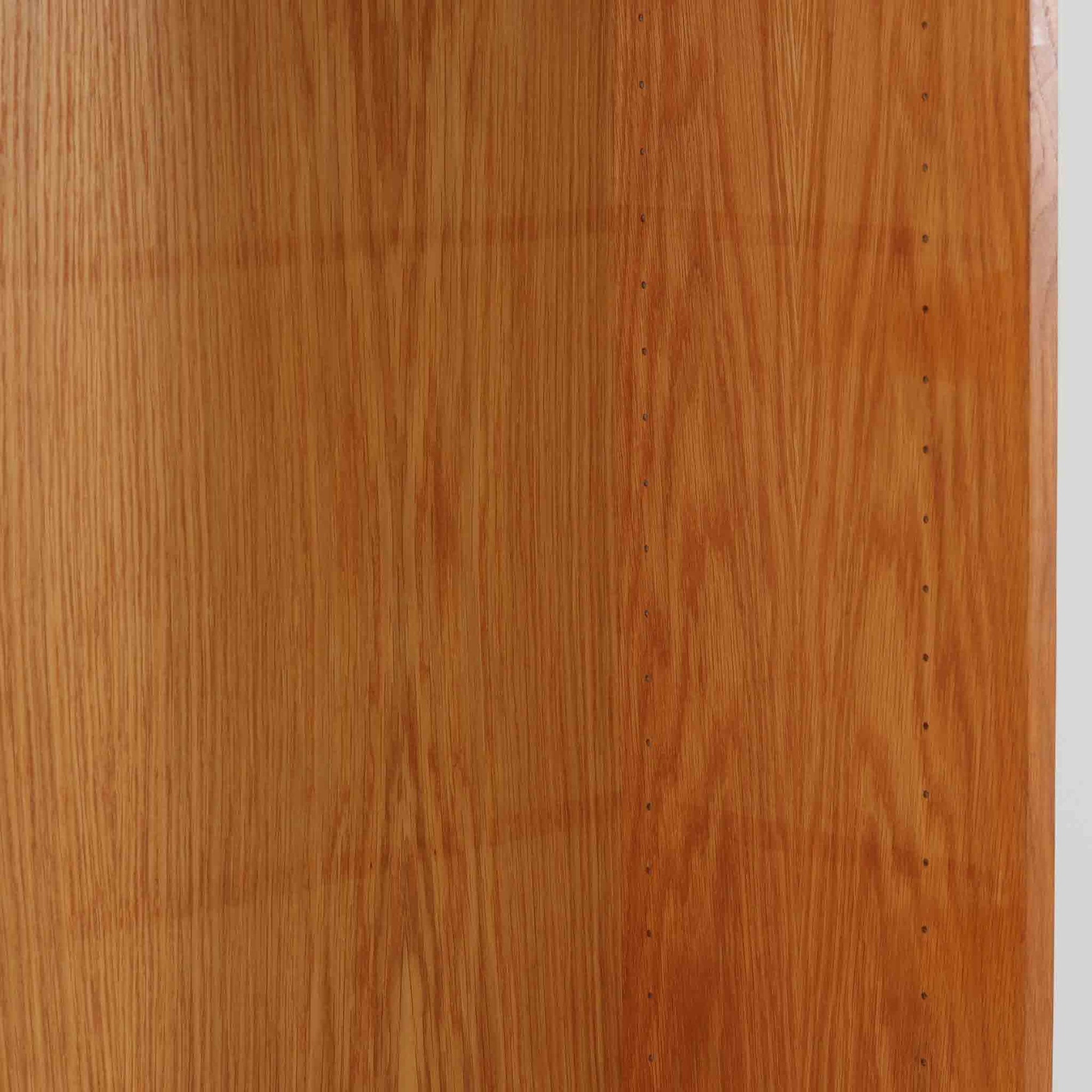 Borge Mogensenが手がけ、スウェーデンの老舗メーカーKarl Andersson &amp; Sonerより製作されたOresundシリーズのブックシェルフです。オーク材の豊かな木目を全面に活かした構成で、無駄を削ぎ落とした端正なデザインからは、日常に根ざした家具を追求したモーエンセンらしい思想が感じられます。左右に分かれた棚構造は収納力に優れ、書籍はもちろん、器やオブジェなどもバランスよく配置可能。幅135cmのゆとりあるサイズ感と安定感のある造りは、リビングや書斎の主役として空間を引き締め、経年変化によって深みを増した素材感が北欧ビンテージならではの静かな存在感を添えます。