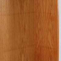 Borge Mogensenが手がけ、スウェーデンの老舗メーカーKarl Andersson & Sonerより製作されたOresundシリーズのブックシェルフです。オーク材の豊かな木目を全面に活かした構成で、無駄を削ぎ落とした端正なデザインからは、日常に根ざした家具を追求したモーエンセンらしい思想が感じられます。左右に分かれた棚構造は収納力に優れ、書籍はもちろん、器やオブジェなどもバランスよく配置可能。幅135cmのゆとりあるサイズ感と安定感のある造りは、リビングや書斎の主役として空間を引き締め、経年変化によって深みを増した素材感が北欧ビンテージならではの静かな存在感を添えます。