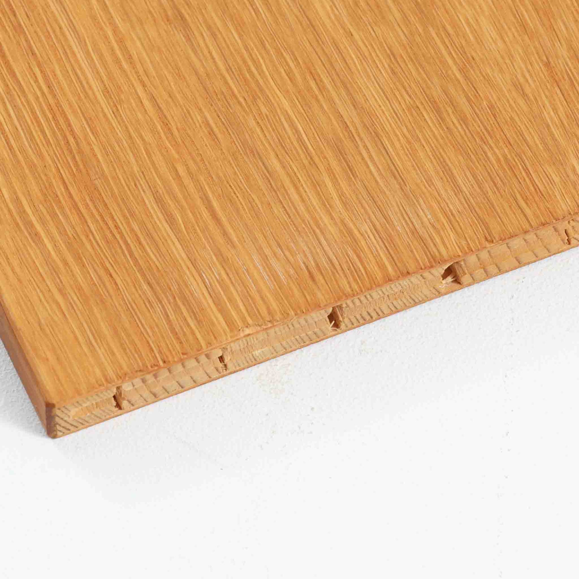 Borge Mogensenが手がけ、スウェーデンの老舗メーカーKarl Andersson &amp; Sonerより製作されたOresundシリーズのブックシェルフです。オーク材の豊かな木目を全面に活かした構成で、無駄を削ぎ落とした端正なデザインからは、日常に根ざした家具を追求したモーエンセンらしい思想が感じられます。左右に分かれた棚構造は収納力に優れ、書籍はもちろん、器やオブジェなどもバランスよく配置可能。幅135cmのゆとりあるサイズ感と安定感のある造りは、リビングや書斎の主役として空間を引き締め、経年変化によって深みを増した素材感が北欧ビンテージならではの静かな存在感を添えます。